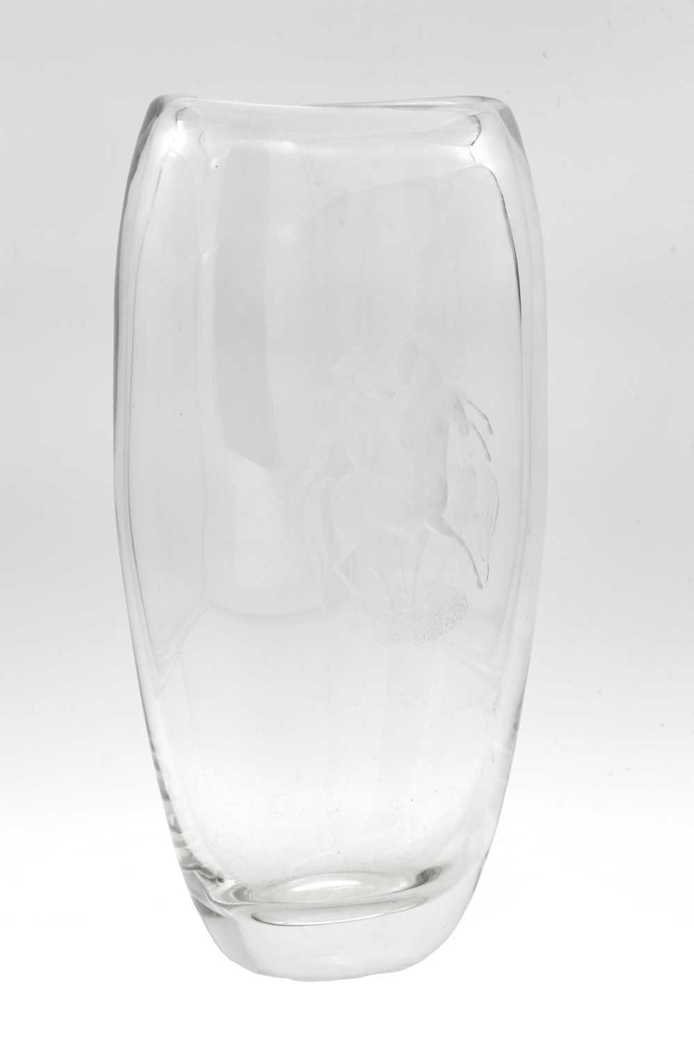Lot 7 - VICKE LINDSTAND (1904 - 1983) A MID 20TH CENTURY SWEDISH GLASS VASE