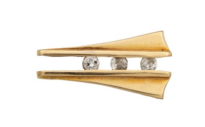 Lot 254 - AN 18CT YELLOW GOLD AND DIAMOND PENDANT