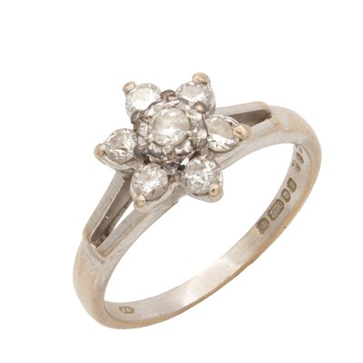 Lot 246 - AN 18CT WHITE GOLD AND DIAMOND DAISY CLUSTER RING
