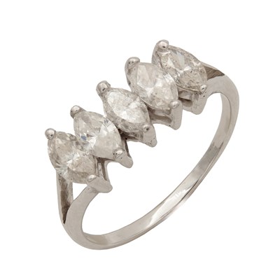Lot 401 - AN 18CT WHITE GOLD AND DIAMOND RING