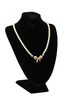 Lot 325 - AN 18CT YELLOW GOLD DIAMOND AND PEARL NECKLACE