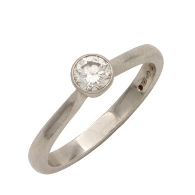 Lot 337 - A PLATINUM AND DIAMOND RING