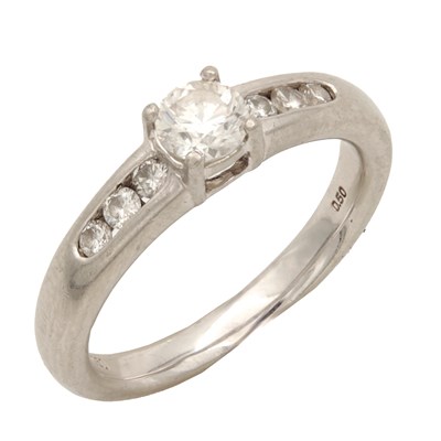 Lot 268 - A PLATINUM AND DIAMOND SOLITAIRE RING