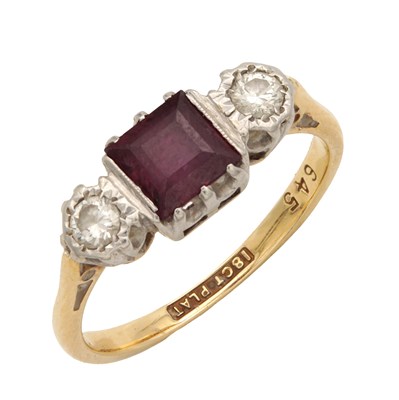 Lot 331 - AN 18CT YELLOW GOLD AND PLATINUM DIAMOND AND GARNET RING