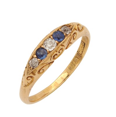 Lot 296 - AN EDWARDIAN 18CT YELLOW GOLD DIAMOND AND SAPPHIRE RING