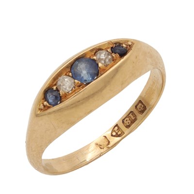 Lot 341 - AN EDWARDIAN 18CT YELLOW GOLD SAPPHIRE AND DIAMOND RING