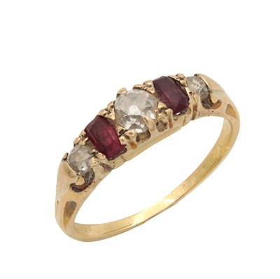 Lot 361 - AN 18CT YELLOW GOLD DIAMOND AND RUBY RING