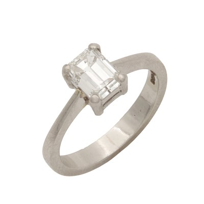 Lot 274 - A PLATINUM AND DIAMOND RING