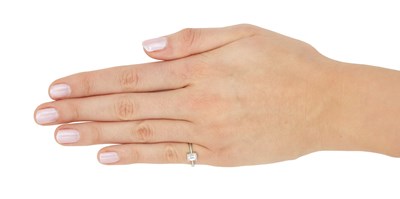 Lot 274 - A PLATINUM AND DIAMOND RING
