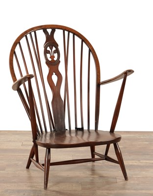 Lot 1540 - A MID 20TH CENTURY ERCOL ELM AND BEECH WINDSOR ARMCHAIR WITH CARVED FLEUR DE LYS SPLAT