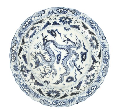 Lot 604 - A 19TH CENTURY CHINESE BLUE AND WHITE PORCELAIN MING STYLE CHARGER