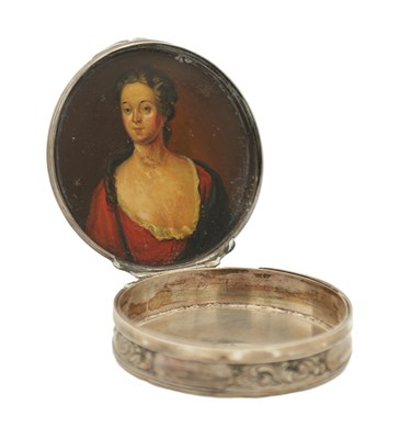 Lot 1002 - AN 18TH CENTURY SILVER AND ENAMEL HIDDEN PORTRAIT SNUFF BOXS