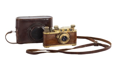 Lot 997 - A BRASS-MOUNTED WOOD-BODIED LEICA STYLE CAMERA WITH ELMAR 5CM F/3.5 LENS AND LEATHER CASE