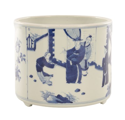 Lot 520 - AN EARLY 20TH CENTURY CHINESE BLUE AND WHITE PORCELAIN JARDINIERE
