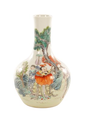 Lot 605 - A LATE 19TH CENTURY CHINESE FAMILLE ROSE PORCELAIN BOTTLE VASE