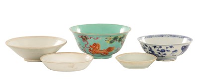 Lot 433 - A GROUP OF CHINESE AND JAPANESE PORCELAIN AND POTTERY BOWLS