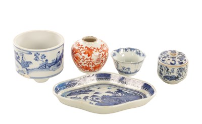 Lot 566 - A GROUP OF FIVE CHINESE PORCELAIN ITEMS