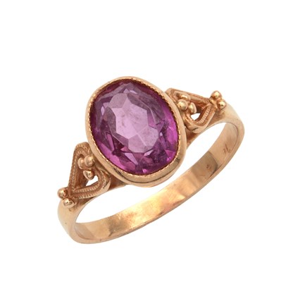 Lot 243 - A 14CT GOLD AND AMETHYST RING