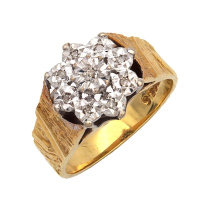 Lot 381 - AN 18CT YELLOW GOLD AND DIAMOND CLUSTER RING