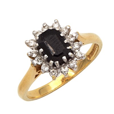 Lot 225 - AN 18CT YELLOW GOLD SAPPHIRE AND DIAMOND CLUSTER RING