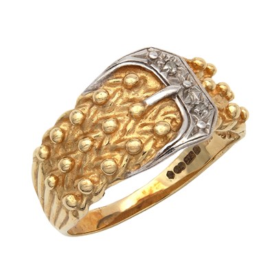 Lot 376 - A 9CT YELLOW AND WHITE GOLD BUCKLE RING