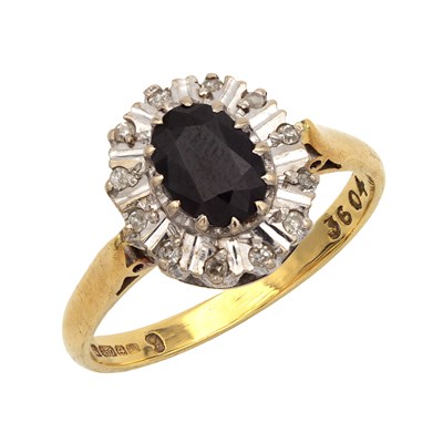 Lot 261 - AN 18CT YELLOW GOLD SAPPHIRE AND DIAMOND CLUSTER RING