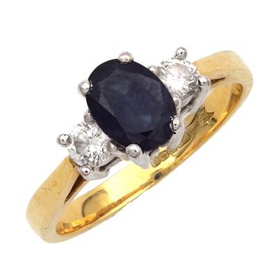 Lot 248 - AN 18CT YELLOW GOLD DIAMOND AND SAPPHIRE RING