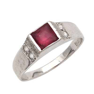 Lot 386 - AN ART DECO 14CT WHITE GOLD RUBY AND DIAMOND RING