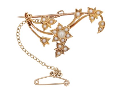 Lot 360 - A 15CT YELLOW GOLD SEED PEARL AND FLOWER BROOCH