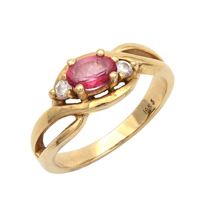 Lot 256 - A 14CT YELLOW GOLD TOURMALINE AND DIAMOND RING