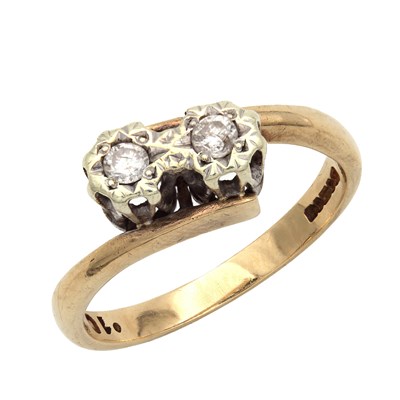 Lot 319 - A 9CT YELLOW GOLD AND DIAMOND RING
