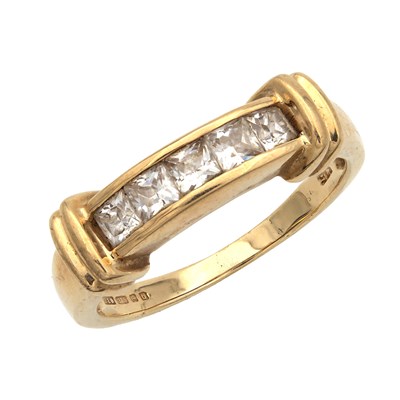 Lot 293 - A 9CT YELLOW GOLD AND DIAMOND RING