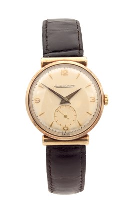Lot 313b - A 1950S GENTLEMAN'S 9CT GOLD JAEGER-LECOULTRE WRIST WATCH WITH CYLINDRICAL LUGS