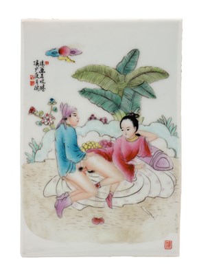 Lot 495 - AN EARLY 20TH CENTURY CHINESE FAMILLE ROSE EROTIC PORCELAIN PLAQUE
