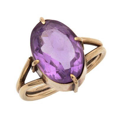 Lot 369 - A 9CT YELLOW GOLD AND AMETHYST RING