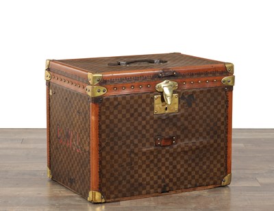 Lot 1568 - AN EARLY 20TH CENTURY FRENCH MOYNAT DAMIER CANVAS TRAVELLING TRUNK