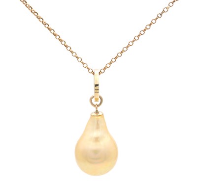 Lot 375 - A 9CT GOLD NECKLACE WITH A GOLDEN SOUTH SEA PEARL PENDANT