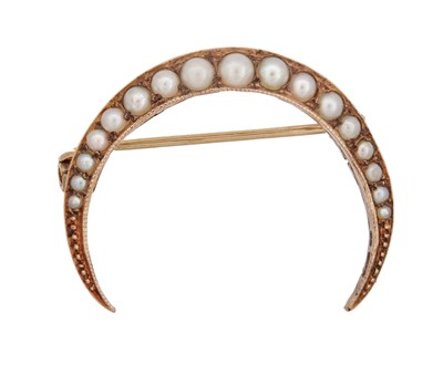 Lot 357 - A 9CT GOLD AND SEED PEARL MOON BROOCH