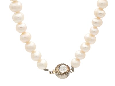 Lot 308 - A 20TH CENTURY CULTURED PEARL SINGLE STRAND NECKLACE WITH WHITE METAL GEM-SET CLASP