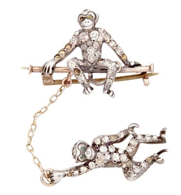 Lot 316 - AN ART DECO 9CT GOLD AND SILVER MONKEY BROOCH