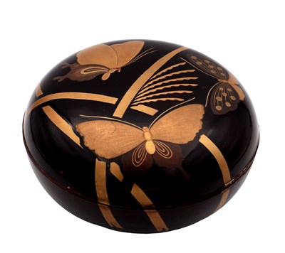 Lot 455 - AN EARLY 20TH CENTURY JAPANESE LACQUERWARE CIRCULAR BOX