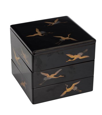 Lot 507 - A 20TH CENTURY JAPANESE LACQUERWARE BOX