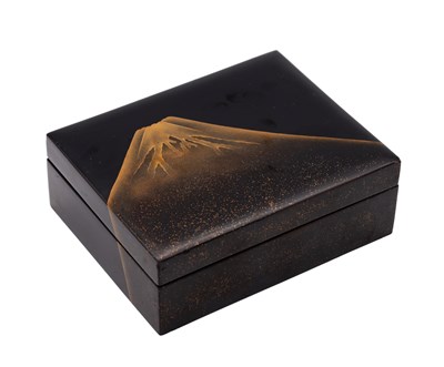 Lot 411 - A LATE 20TH CENTURY JAPANESE LACQUERWARE BOX