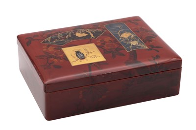 Lot 581 - A 20TH CENTURY JAPANESE LACQUERWARE BOX