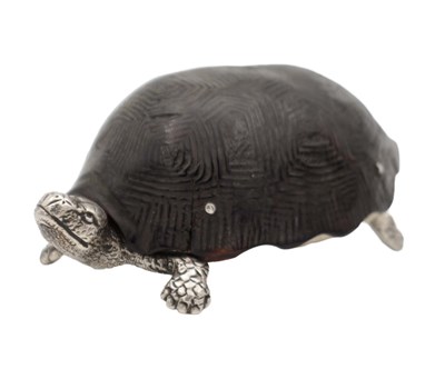 Lot 952 - A 19TH CENTURY SILVER AND TORTOISESHELL VESTA CASE
