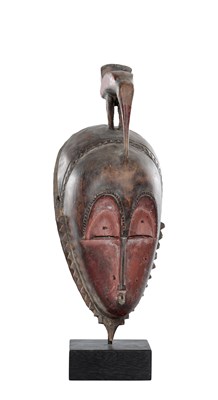 Lot 998 - A 20TH CENTURY WEST AFRICAN CARVED WOOD TRIBAL MASK