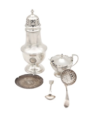 Lot 217 - A COLLECTION OF 19TH AND 20TH CENTURY ENGLISH SILVER TABLE ITEMS