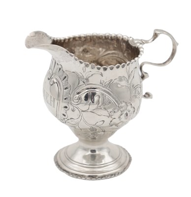 Lot 92 - A GEORGIAN SILVER JUG