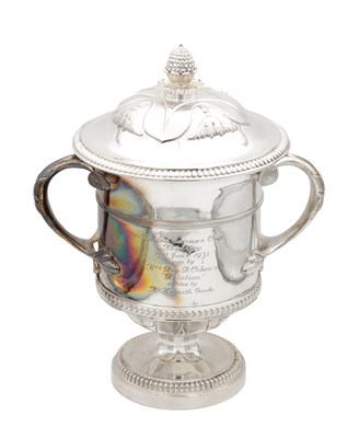 Lot 155 - AN EARLY 20TH CENTURY ENGLISH SILVER TWO-HANDLED TROPHY CUP AND COVER