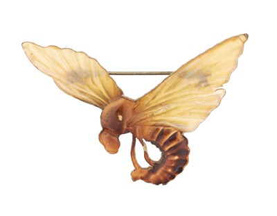 Lot 140 - AN ART NOUVEAU PRESSED HORN BROOCH IN THE FORM OF A BEE